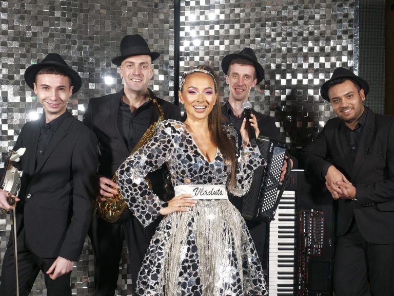 Vlăduța Lupău lansează un nou colaj de muzică de petrecere