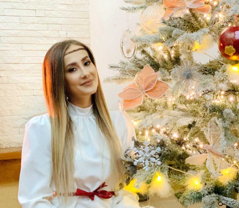 Interpreta de muzică populară Geanina Gavrilă așteaptă Sărbătorile cu nostalgie și anul 2021 cu proiecte noi