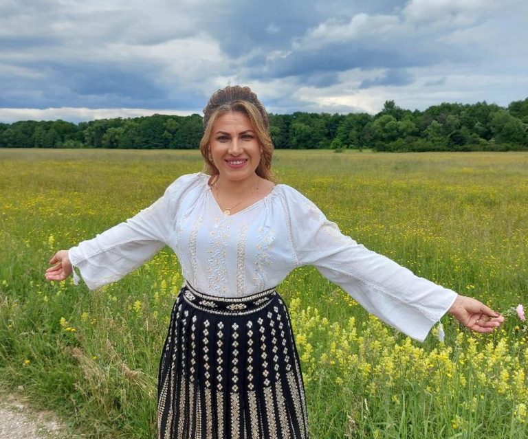 „Mi-a deschis norocul poarta”, un nou cântec marca Aurelia Căpriță