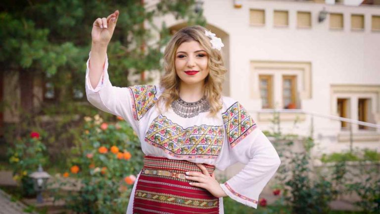 „Să pună nășica floarea” – un frumos cântec de nuntă, cu Anișoara Popescu